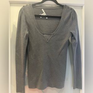 Gray knot top